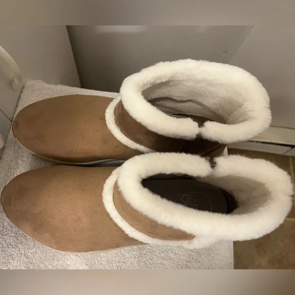 11 Wide Women's Cozy Brown Ankle Boots with White Trim - Picture 2 of 9